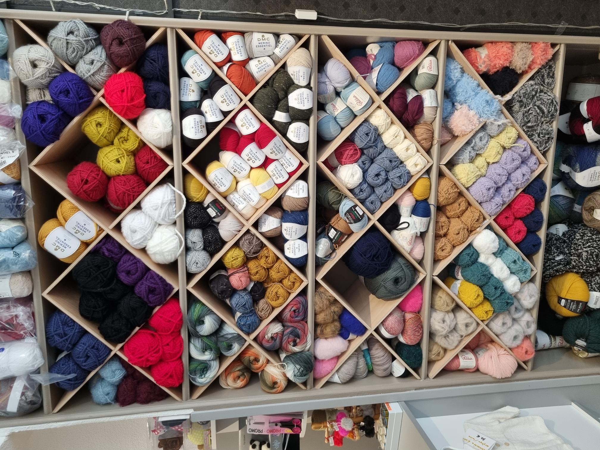 Mur de laines colorées