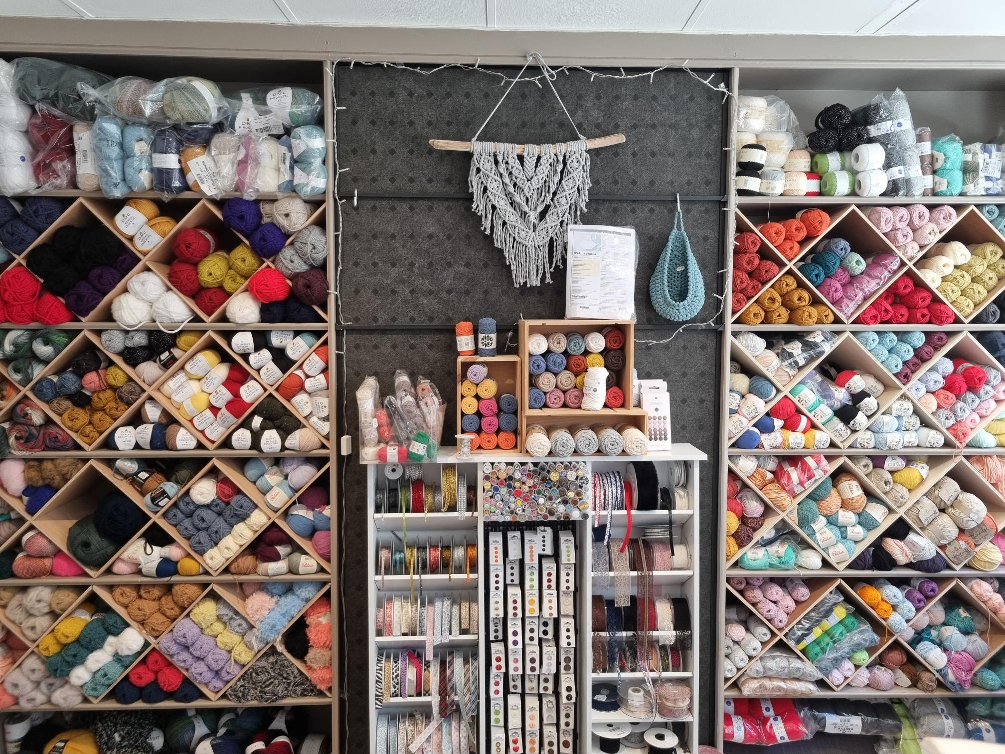 Mur de laines et rubans