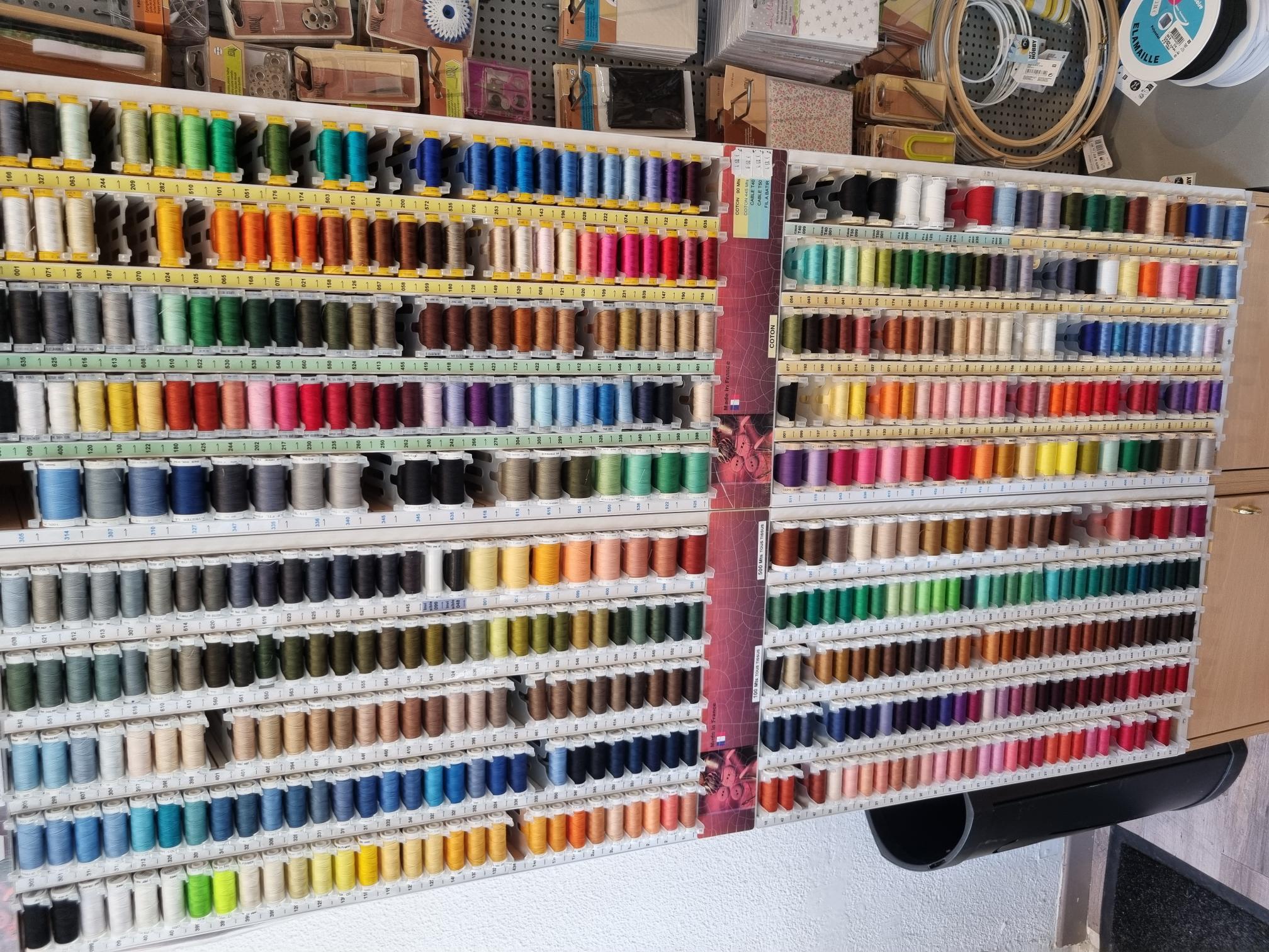 Mur de bobines de fils à coudre